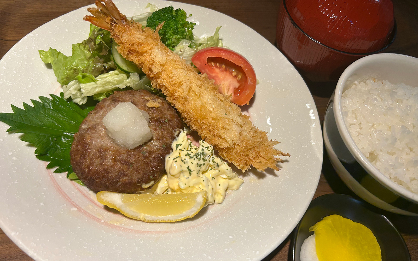 ハンバーグ&海老フライ定食イメージ